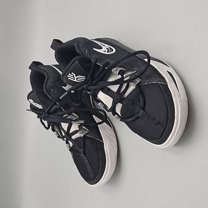 Nike Kyrie Flytrap 6 Black White Basketball Shoes Sneakers Boy 5 Y Women 6.5